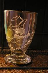Logo d un club de danse country grave sur ce verre en guise de trophee