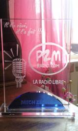 Trophee en verre personnalisee par la gravure a la main du logo pour une radio fm