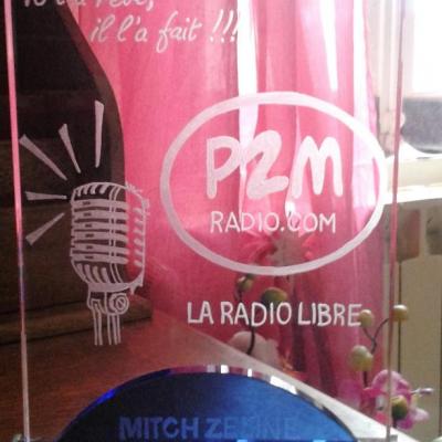 trophée en verre personnalisée par la gravure à la main du logo pour une radio FM