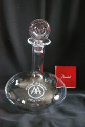 Logo grave d apres la carte de visite sur cette carafe a decanter le vin