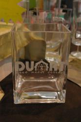 Vase ou pot à crayons en verre gravé d'un logo