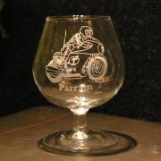 Verre a cognac personnalise par la gravure d un motard pour un cadeau original